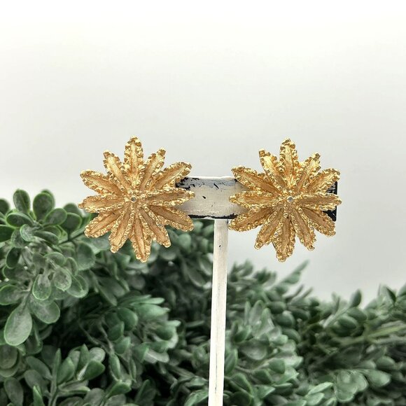 Vintage Gold-Toned Starburst Clip-On Earrings by AVON - Picture 4 of 7